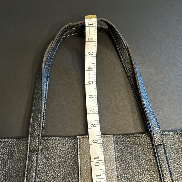 Vince Camuto shoulder bag. - Picture 6 of 6